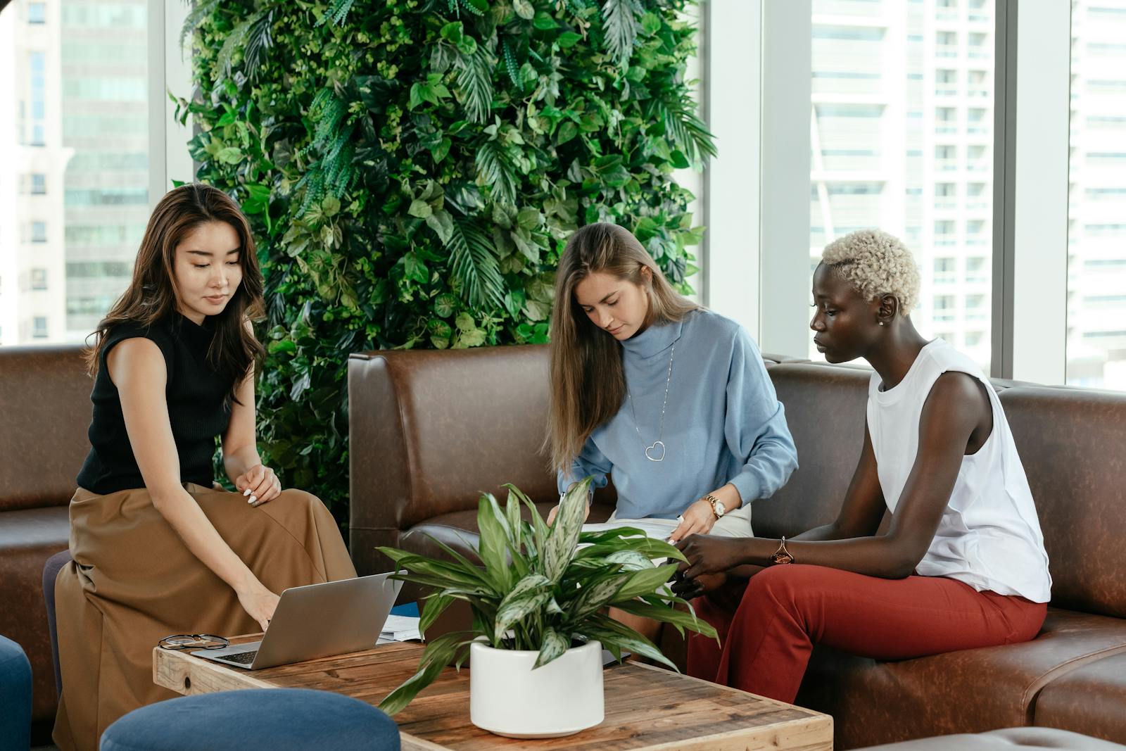 Scheduling tools with staff designation: complete guide | How to pick a booking system that supports staff and service selection