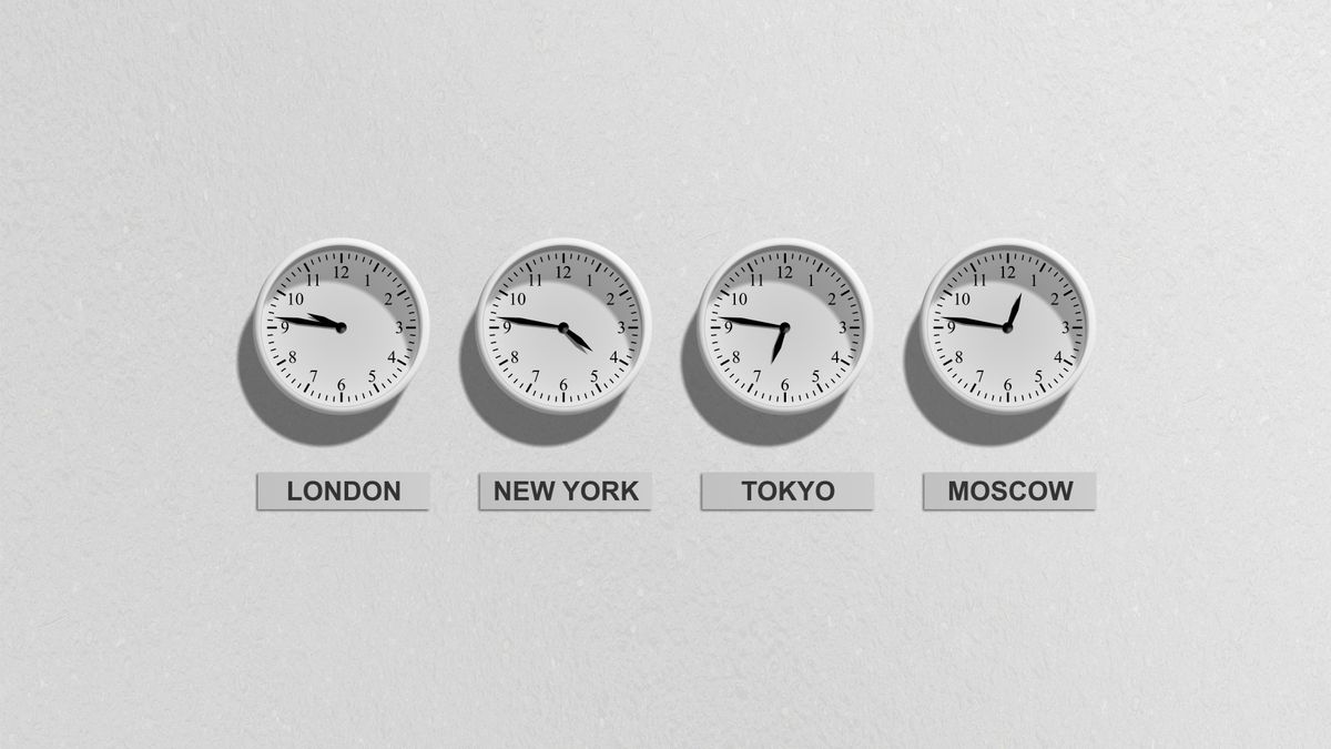 ロンドン・ニューヨーク・東京・モスクワの時刻を示す世界時計（時差をまたぐ日程調整）