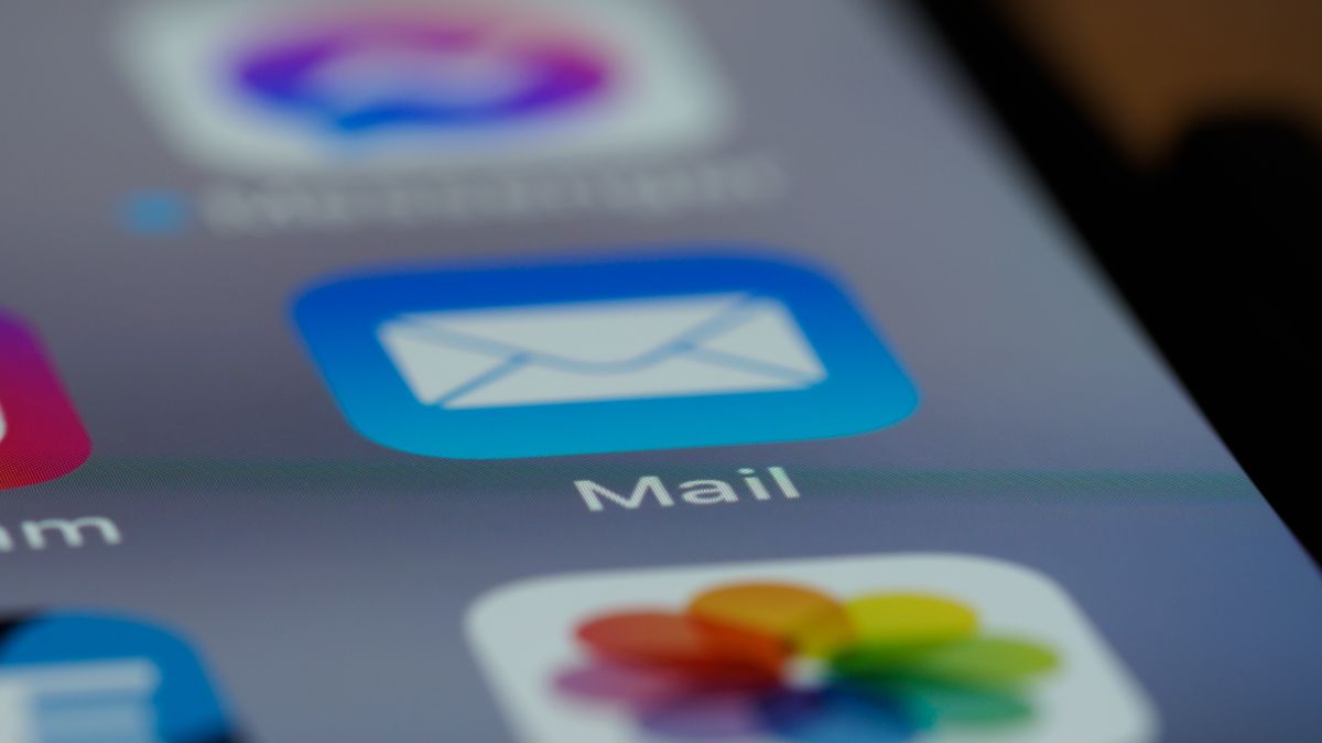 スマートフォンでメールアプリを開き、日程調整の返信を確認する様子