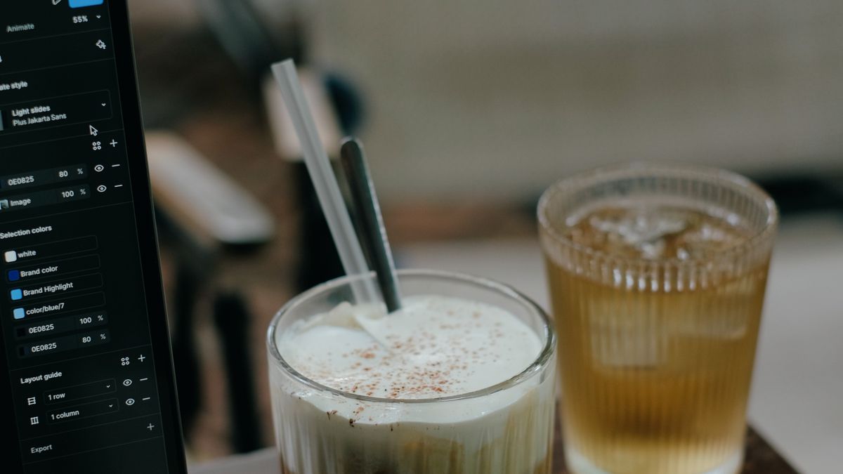 予約の受け方を切り替える手順を整理するノートパソコンとコーヒー