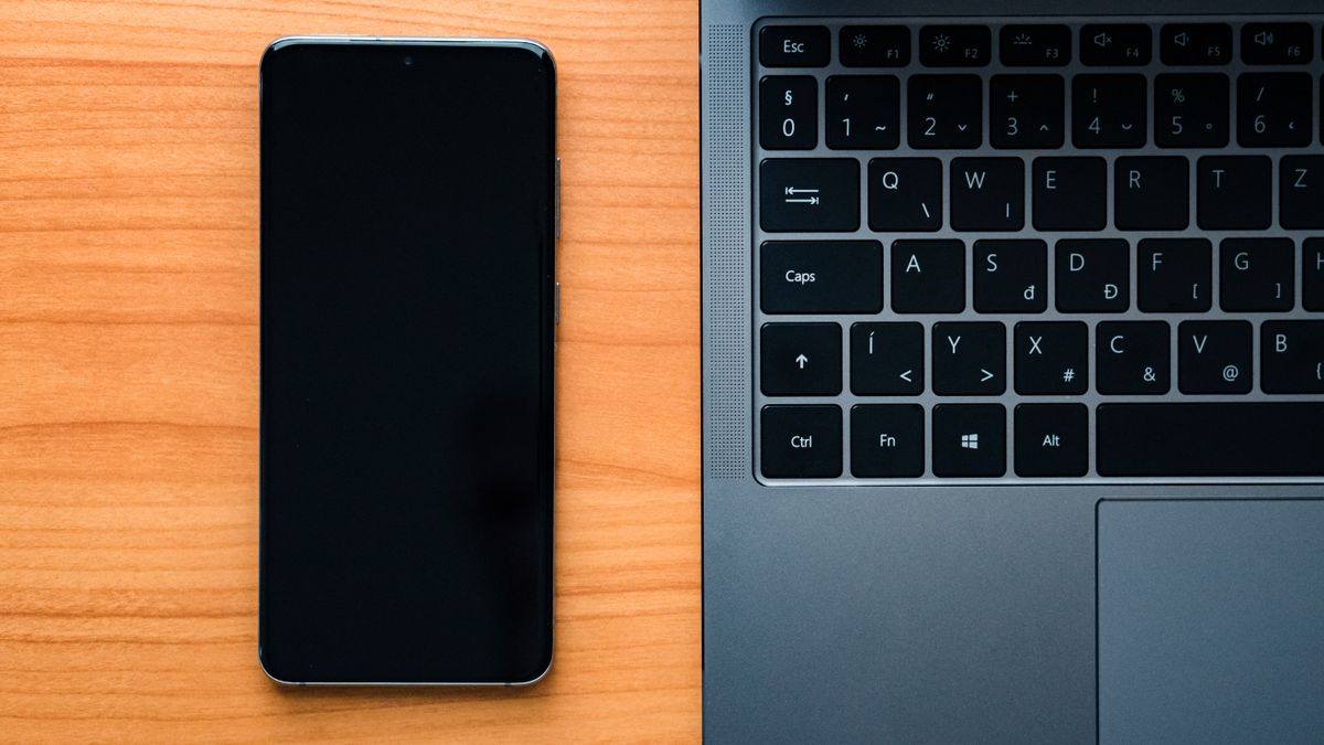 予約リンクの設定を確認するノートパソコンとスマートフォン