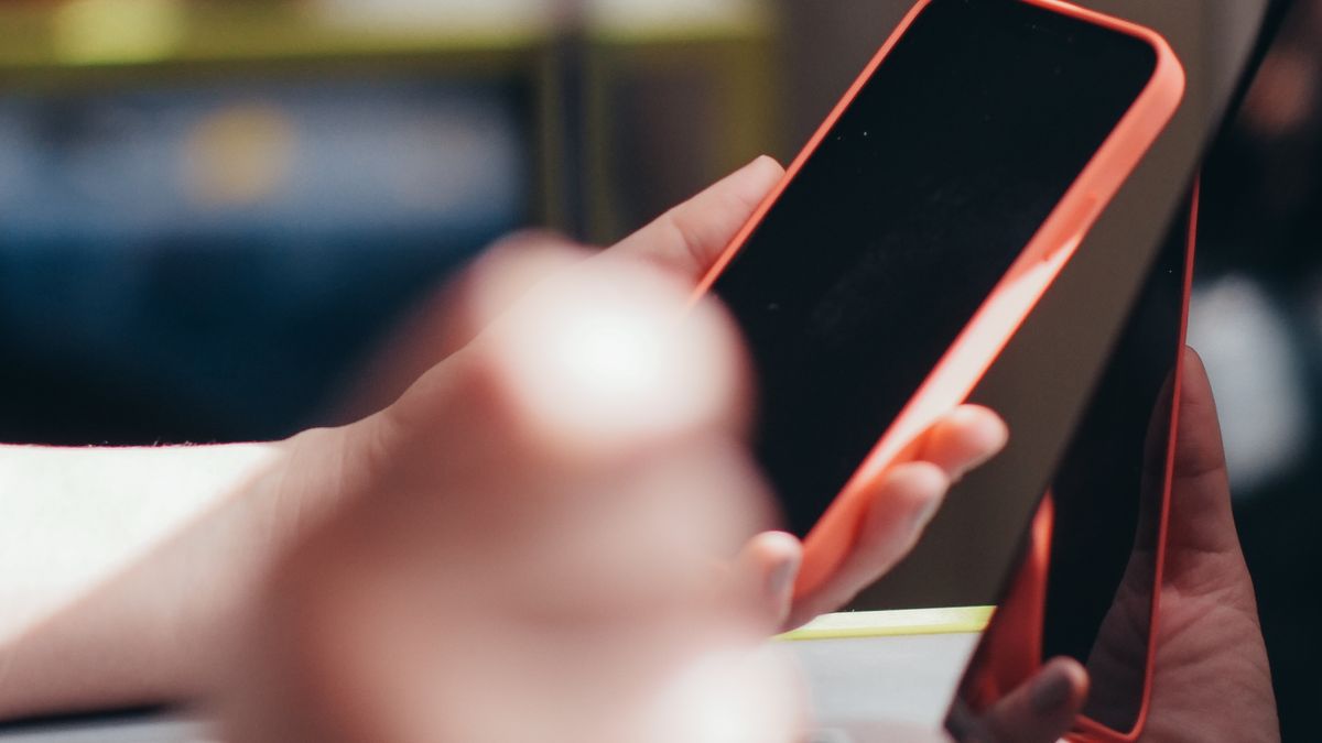 スマートフォンで予約フォームに入力する手元