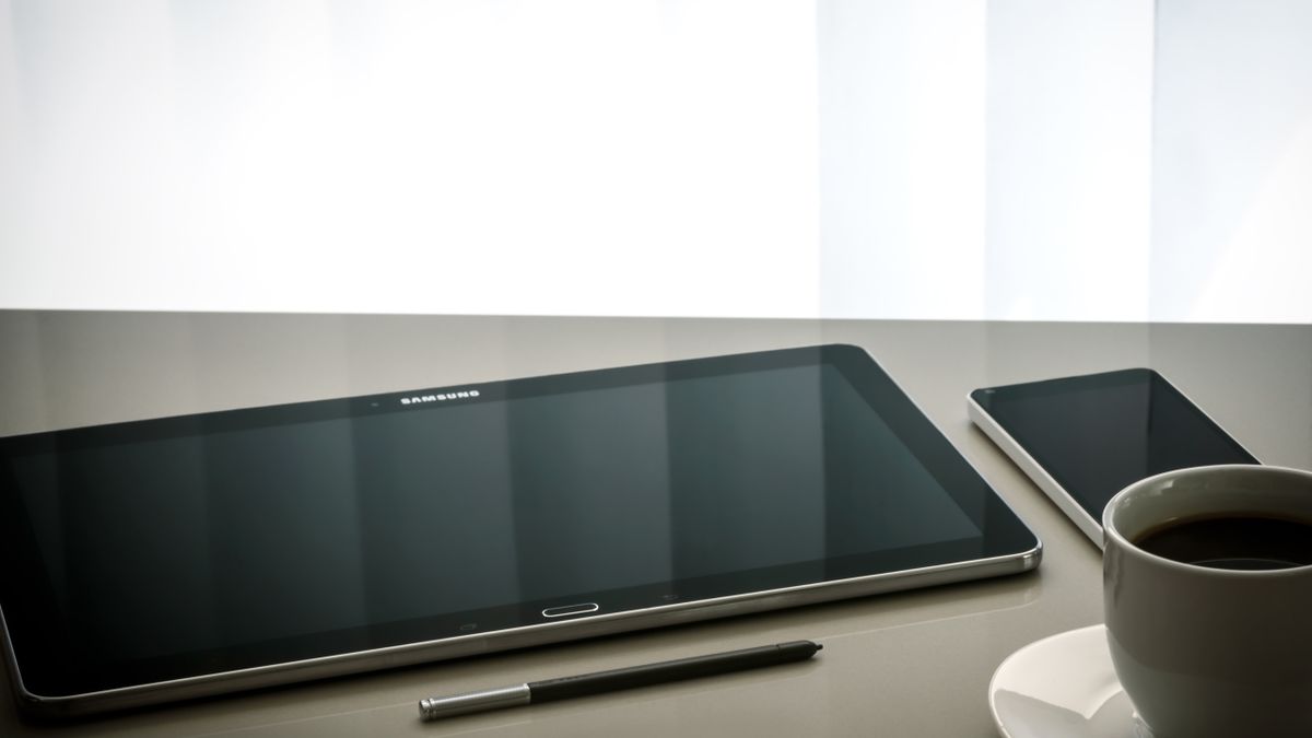 予約ページの空き枠を表示したタブレットとノート