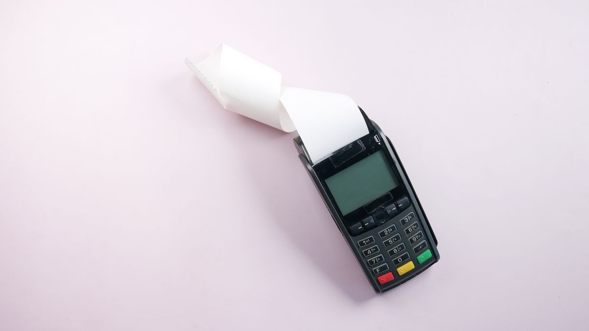 決済手数料とレシートを確認するカード決済端末