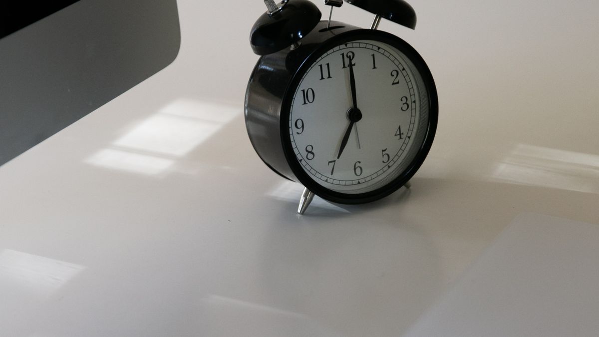 予約1件あたりの手作業時間を数えるための机の上の目覚まし時計