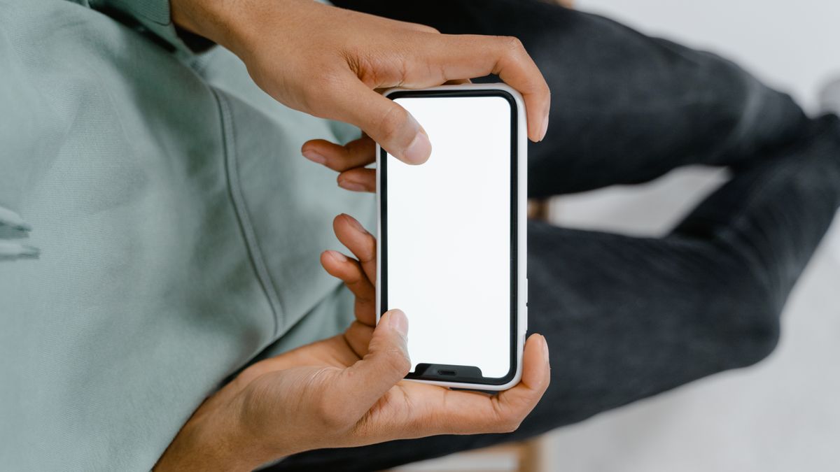 Hands holding a smartphone while checking which MOSH features are in use