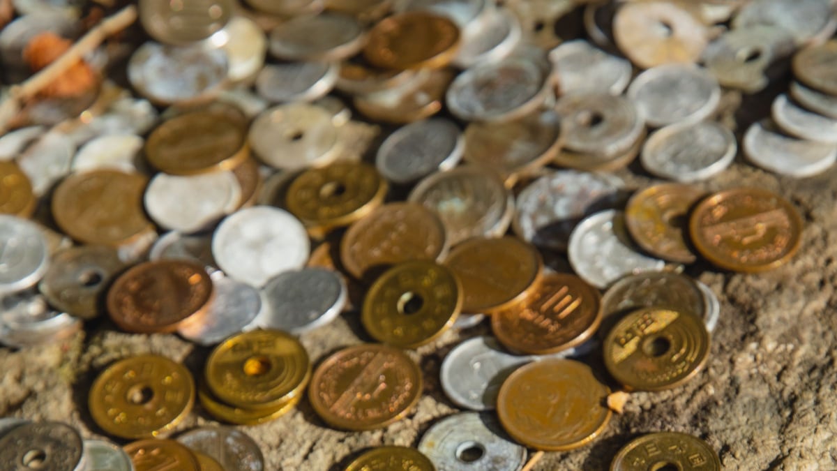 積み重なった硬貨。受講料をどの経路で受け取るか