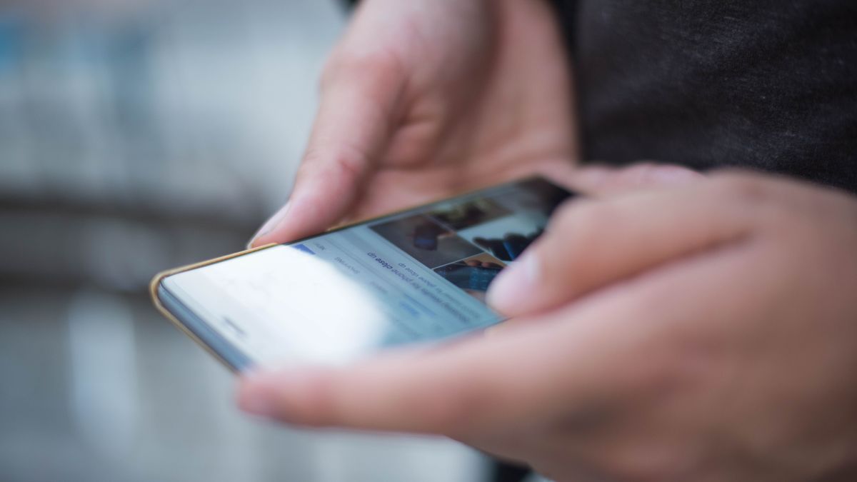 スマートフォンで出品の一覧を見る手元。タイムチケットの評判は見つけてもらえるかどうかで分かれる