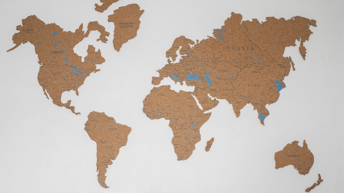 白い壁に貼られたコルクの世界地図。Preplyの手数料は世界中の生徒に見つけてもらう対価