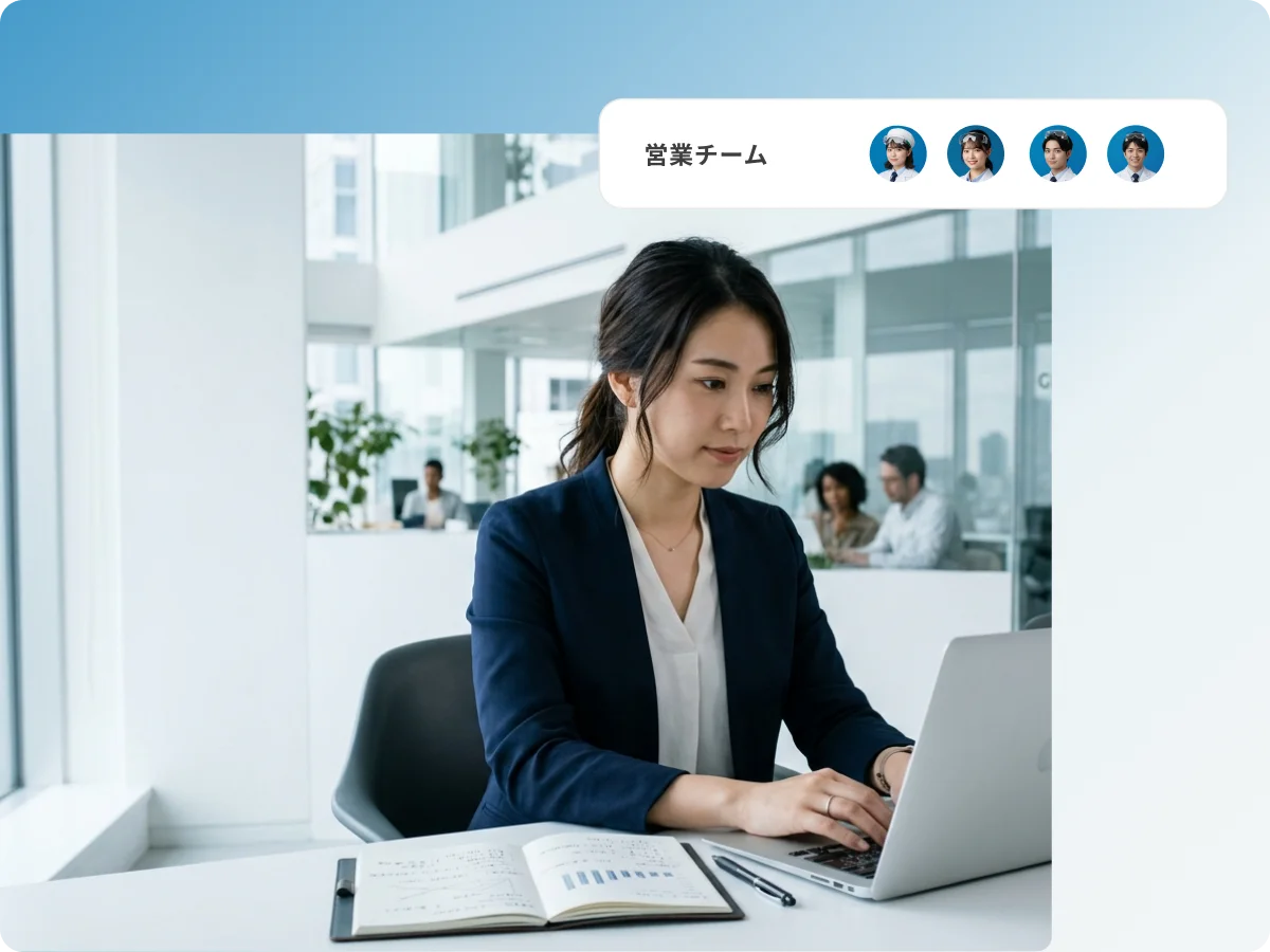 モダンなオフィスでノートPCを囲んで協働する営業チーム
